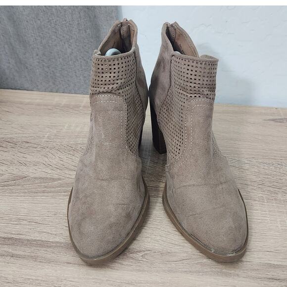 Dolce Vita Women's Size 6.5 Jiffy Ankle Boot Block Heel Booties Tan Khaki Suede - Picture 5 of 8